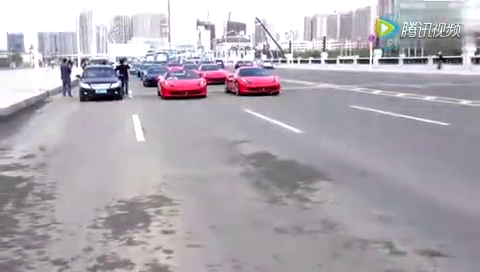 能集齐这么多超跑和超豪华车结婚的主，应该两道通吃