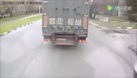 奥迪别车竖中指挑衅卡车，卡车司机下车后他就后悔了