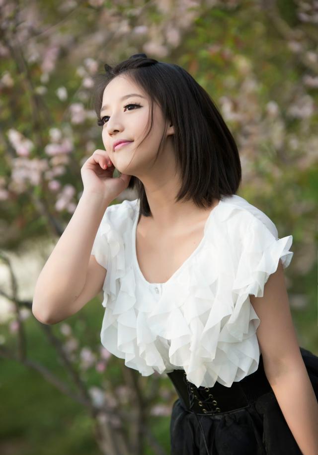 短发戴头花的漂亮小妹子 搭配白衫黑色短裙 美不美你说了算