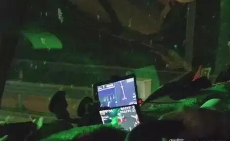 惊呆了!大货车司机在随岳高速路行驶 边开车边