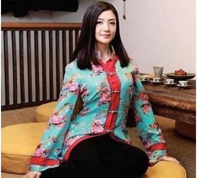 中国最美女富豪，马云最欣赏的女人，身价百亿豪车傍身，却还单身