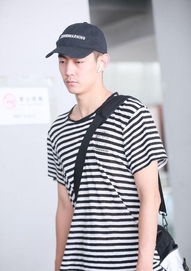 纪凌尘与阚清子分手后现身机场 胡子拉碴似心