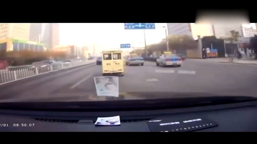 电动车大妈路口横行，大妈你这样很容易出车祸知道不？  ​