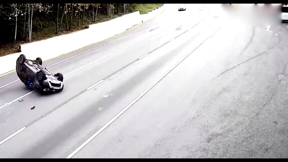 值得我们深思的车祸，小车轻打方向suv瞬间翻车  ​