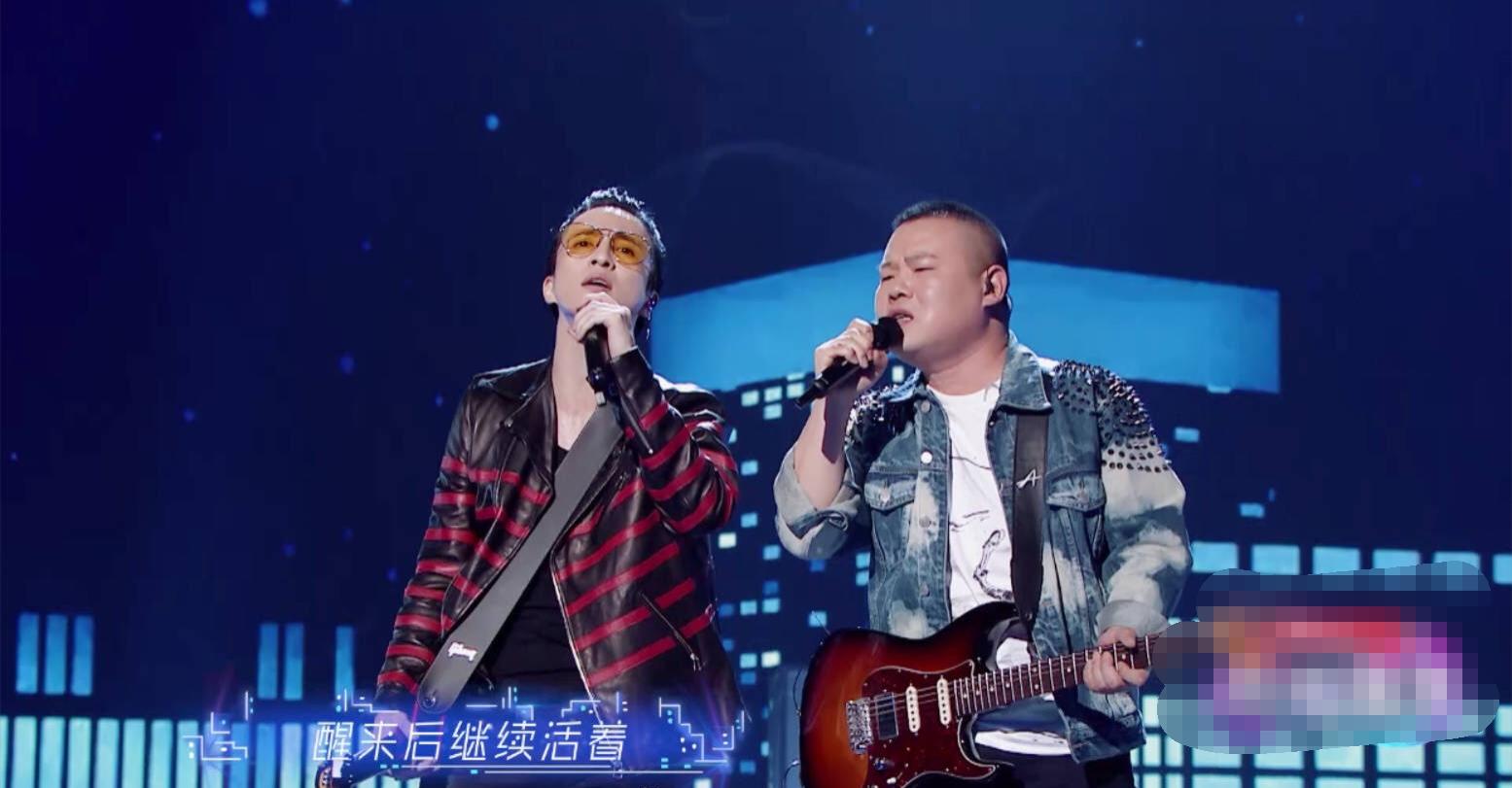岳云鹏现身薛之谦演唱会现场,与粉丝合影,表情一言难尽