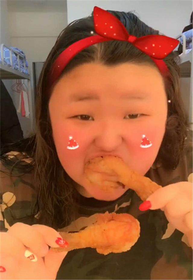 19岁女孩三百多斤,每天直播吃肉,从不为自己的胖感到内心自卑