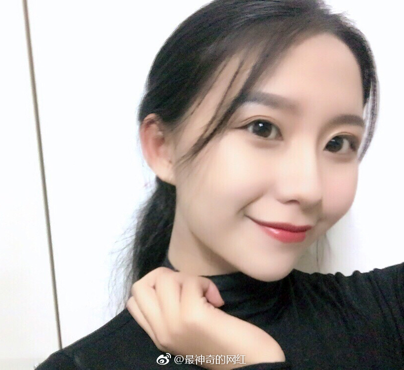 她叫王依然,四川西南航空专修学院,空乘专业,0