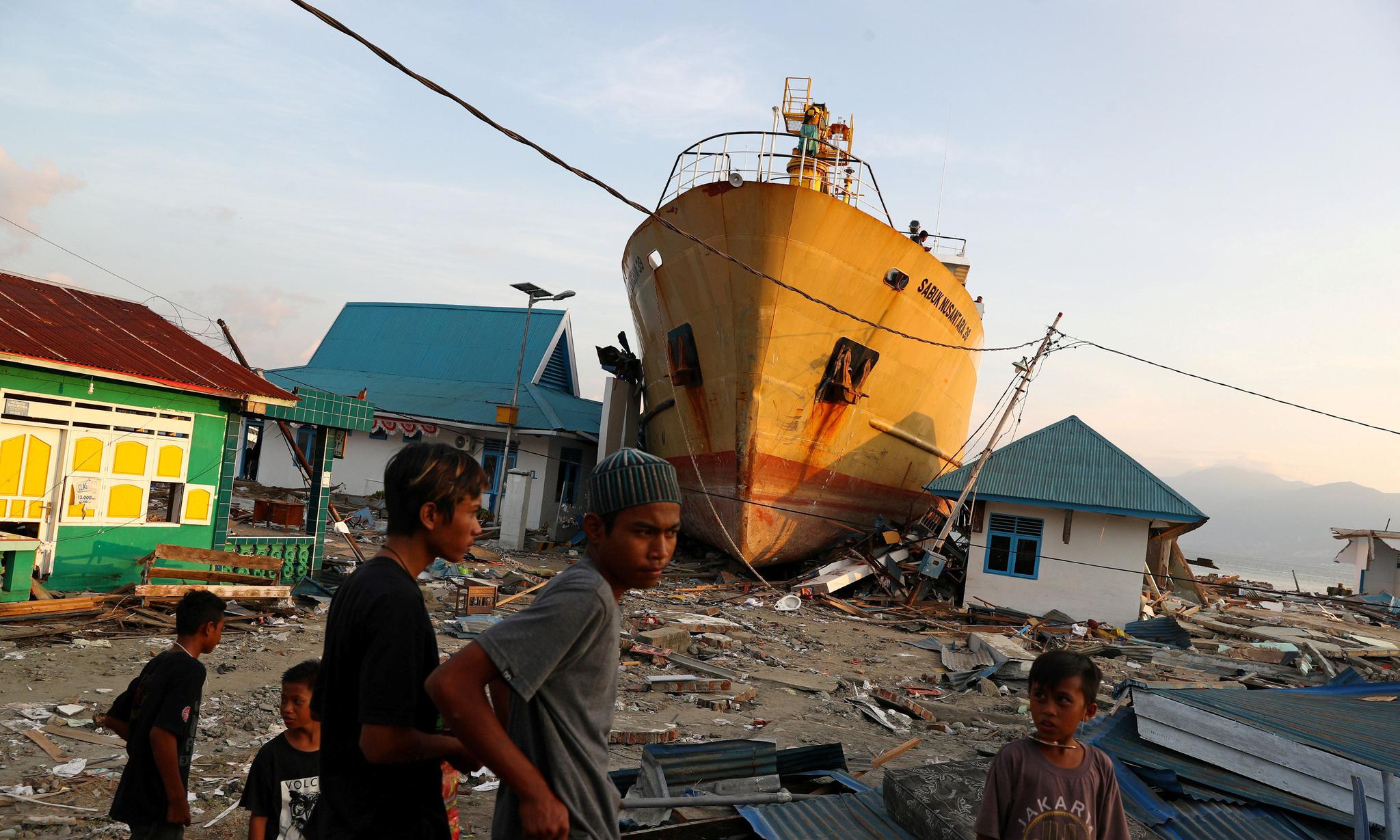 印尼海啸后，港口一片狼藉，灾情虽严重，但拒绝美国军事人员援助