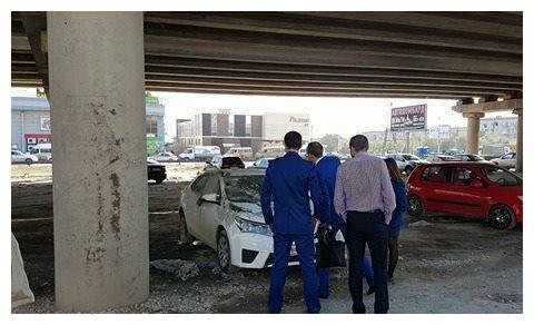 小伙为省停车费,将车停在桥下,取车时没地方哭