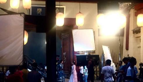 关晓彤与父亲搂肩合影 看女儿拍戏老爸心里美