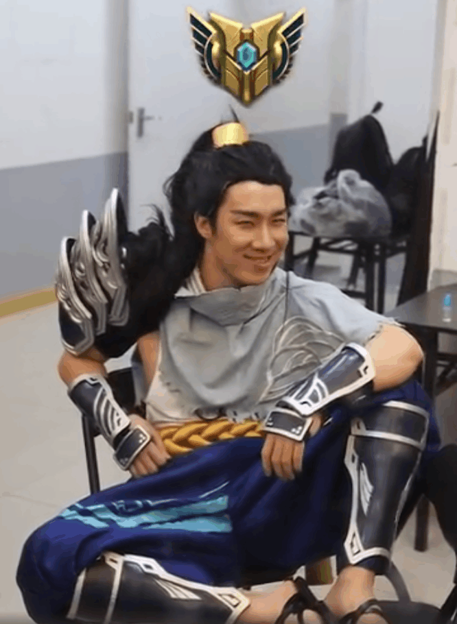 骚男COS亚索露招牌笑容与粉丝玩梗: ”老哥开黑吗, 我亚索贼6“