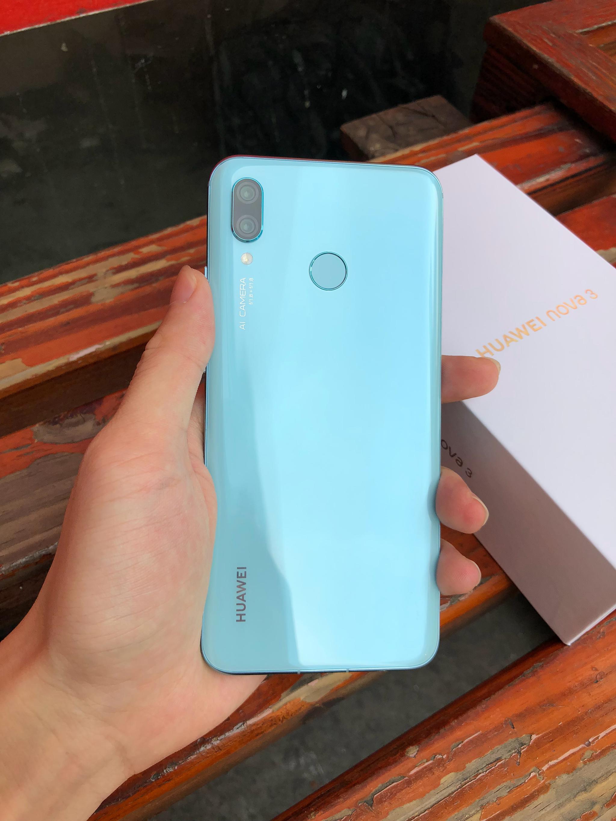 华为Nova3首发开箱:高颜值浅艾蓝配色+6.3寸刘海全面屏