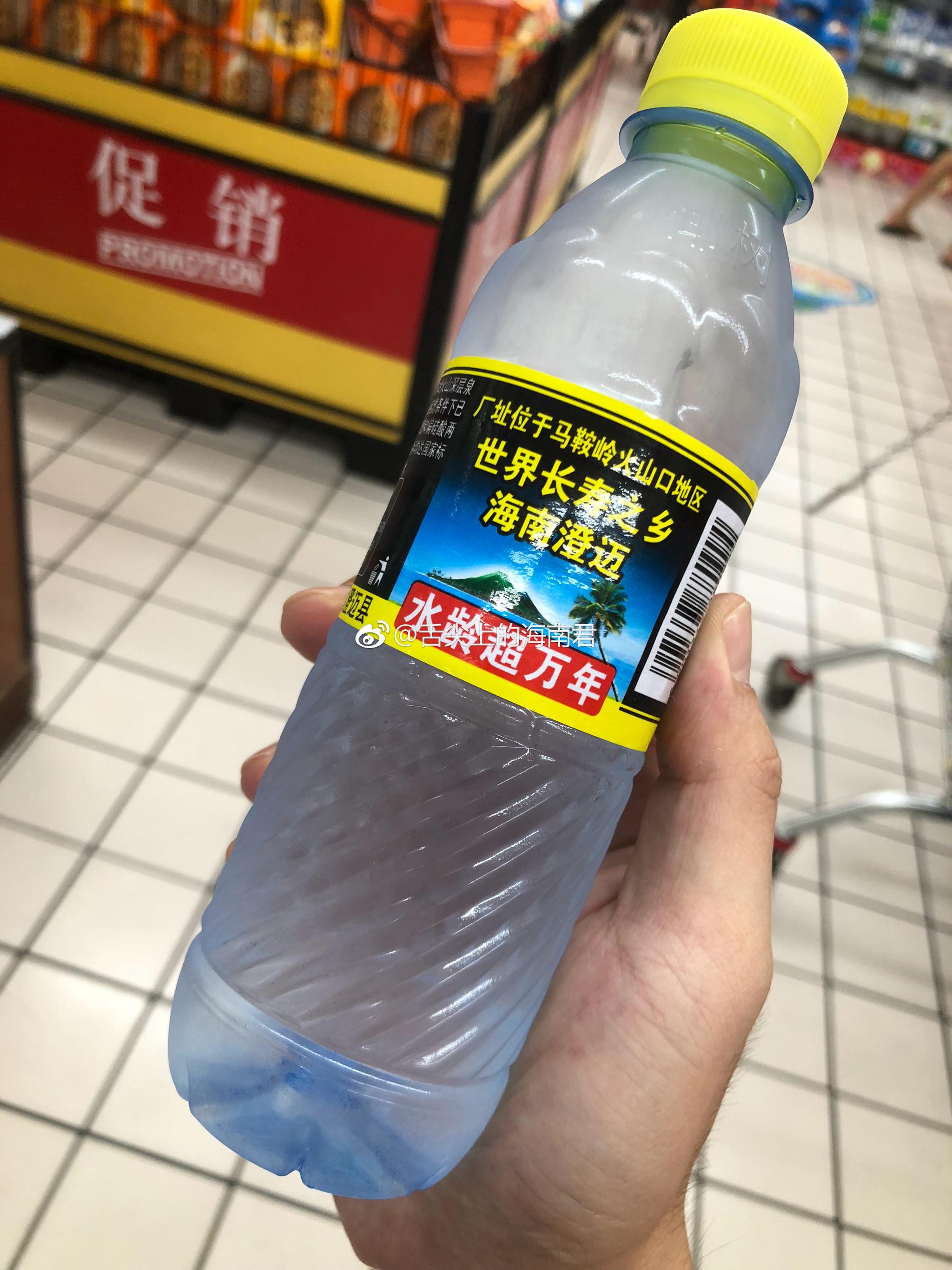 封面采用甲方爸爸的设计黑洞,包装色彩搭配鲜