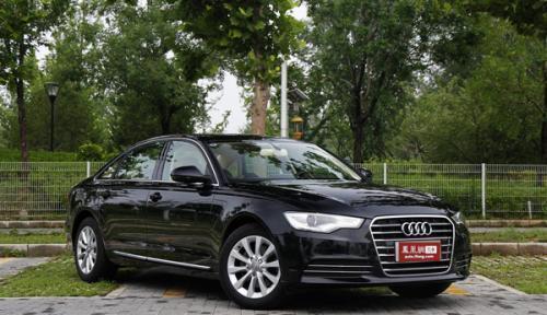 这辆奥迪A6去加油, 车主一连叫了好几次油站小工都不敢下手