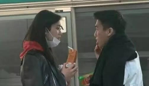 奚梦瑶ins发合影不给自己P图,腮帮子填充太过