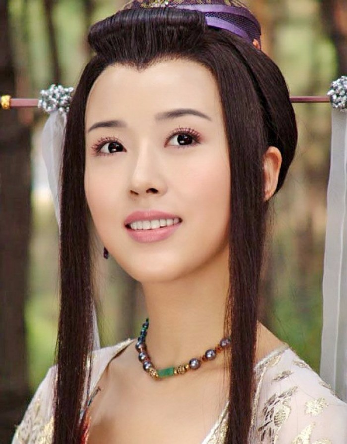 颜丹晨古装美图欣赏，最喜欢她在《宝莲灯》中嫦娥的造型了