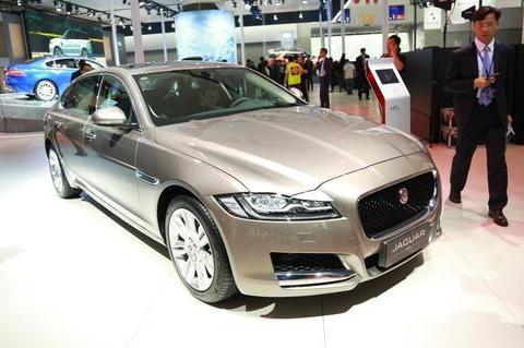 又一款豪车怒降13万，档次不输迈巴赫，只因多了俩汉字卖不动了