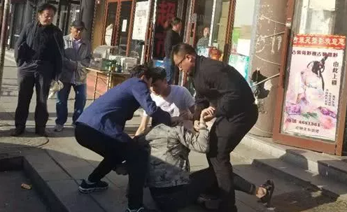 大庆五兄弟歌厅看场子 殴打他人被抓