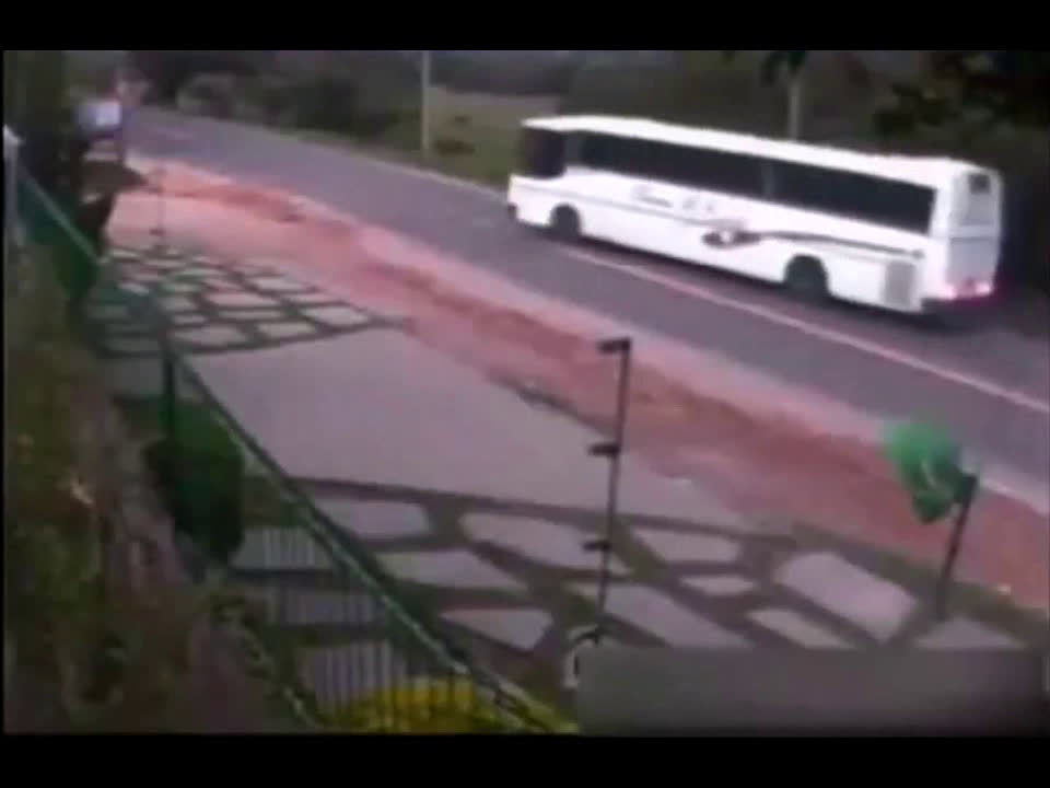 客车违规调头，大货车司机神操作，救了三辆车