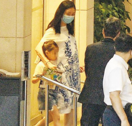 52岁刘德华再当爹？娇妻朱丽倩被拍大肚如箩，被他宠成公主