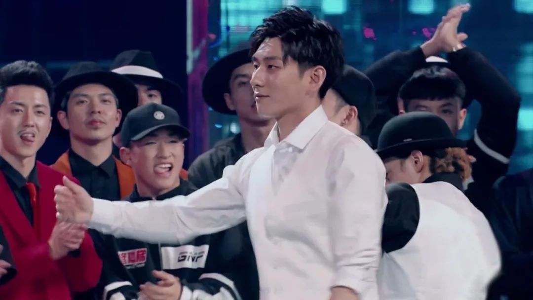 《这!就是街舞》韩宇成功夺冠,一开始帮弟弟帮