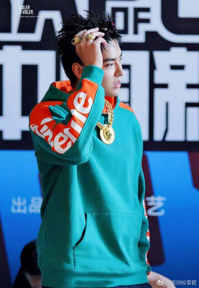 吴亦凡身穿绿色supreme连帽卫衣搭配金色项链