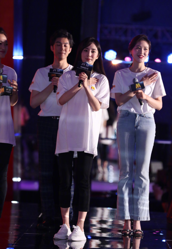 杨幂同框佟丽娅,未修图暴露真实状态,网友:这么瘦还有