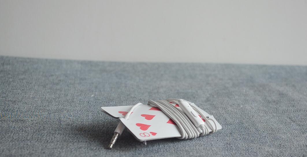 玩旧的扑克牌别扔了, 简单剪几刀, 改造成耳机收