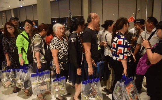国游客到泰国疯狂购物, 那泰国人来中国旅游, 都