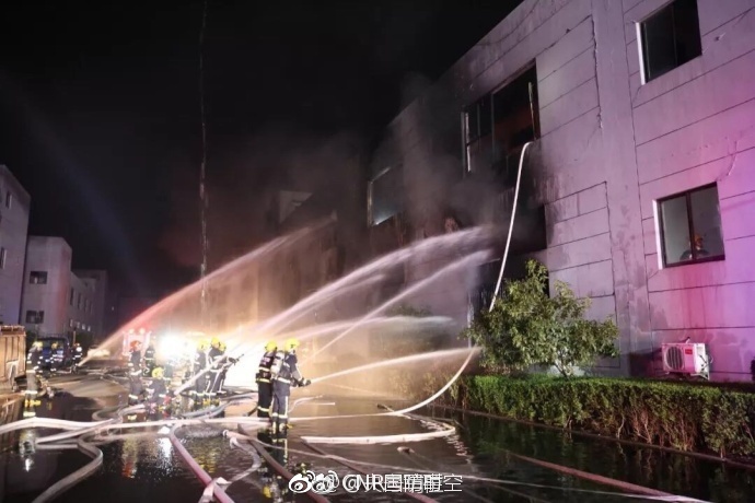 绍兴一名消防战士救火不幸牺牲、一名在被抢救