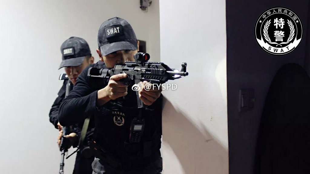 金华永康巡特警大队闪电突击队进行小组楼宇搜索训练
