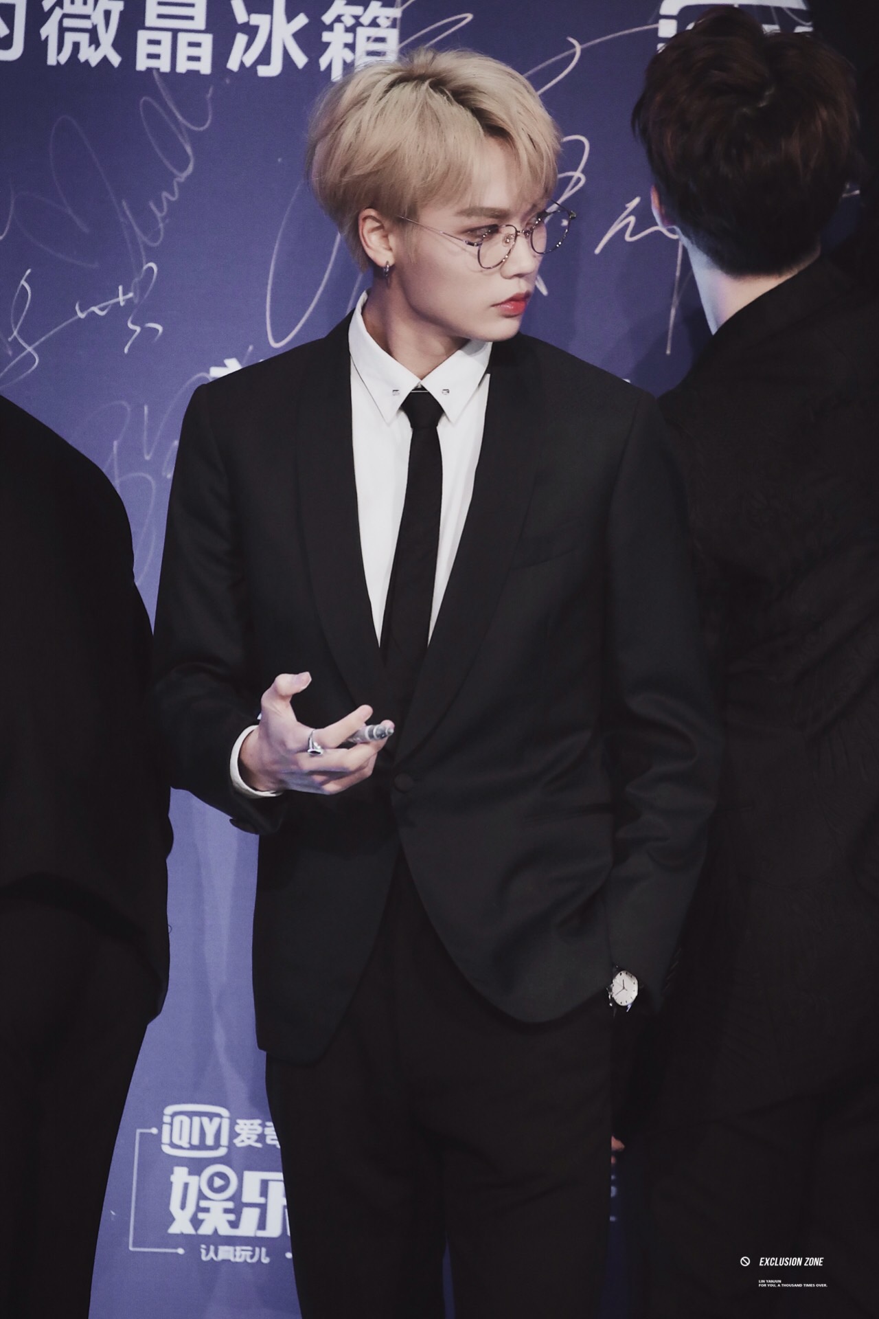 林彦俊尖叫之夜三套look合集:黑色西装 红色礼服 蓝色条纹衬衫