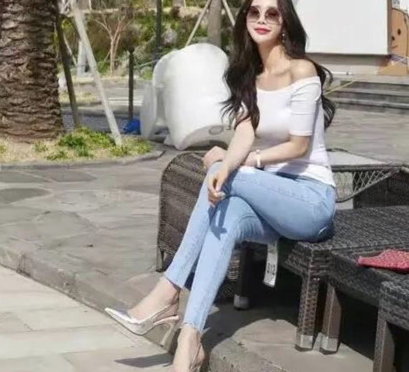 真实的牛仔裤美女