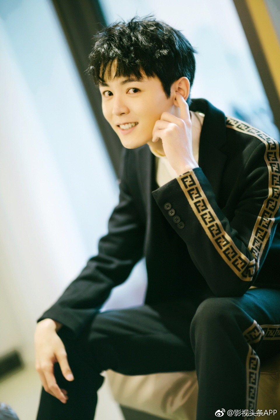 帅气亮相腾讯综艺《口红王子》心动发布会,低