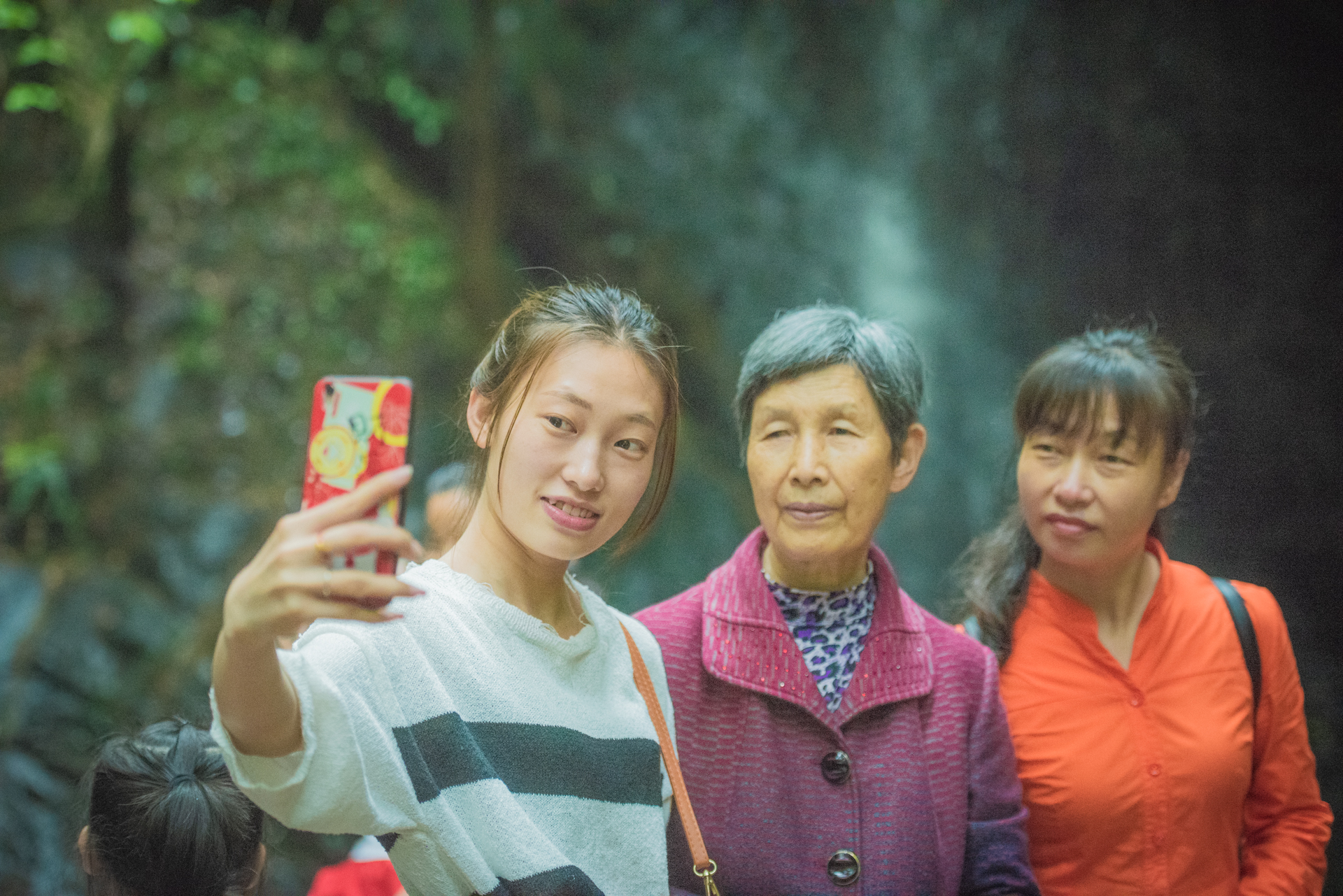 现在的年轻人很少带着老人家出门玩,爬江西大