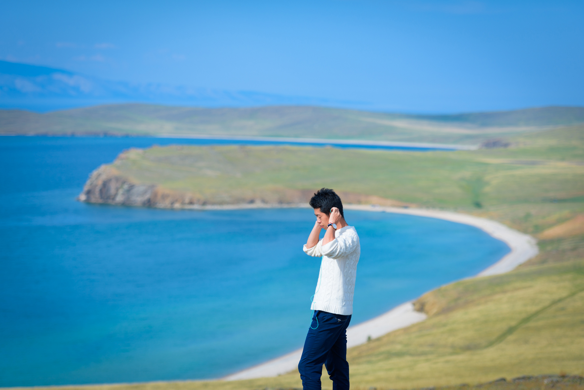 站在《贝加尔湖畔》,听着李健唱的那首歌。