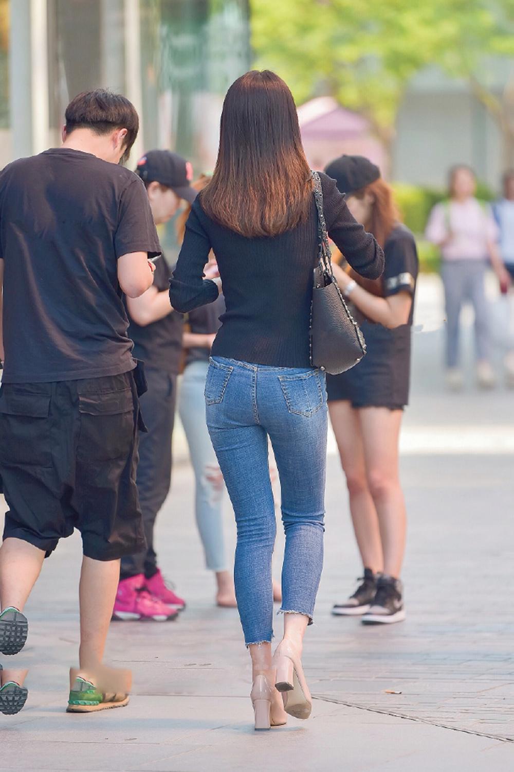 靓丽街拍: 紧身牛仔裤美女, 身材匀称苗条, 长发柔顺显女神范!