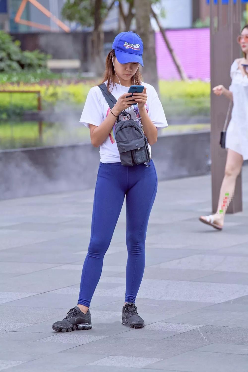 街拍:紧身瑜伽裤美女, 体态丰润有味道, 一看就是练过的!