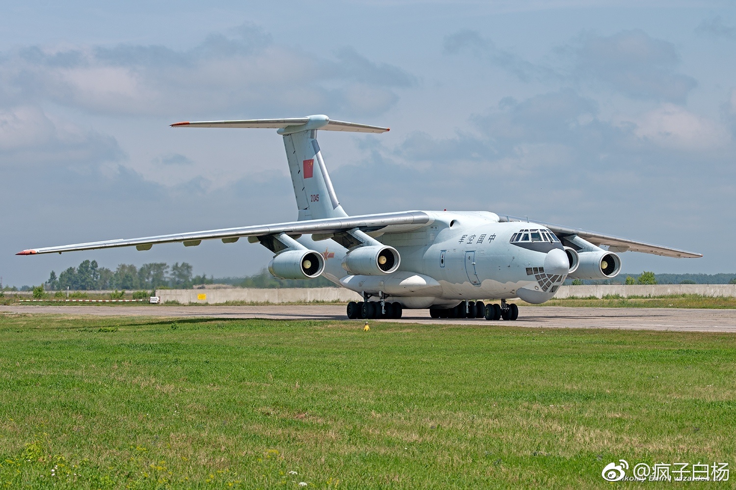 赴俄参加“航空飞镖-2018”比赛的中国空军机群在托尔马切沃转场