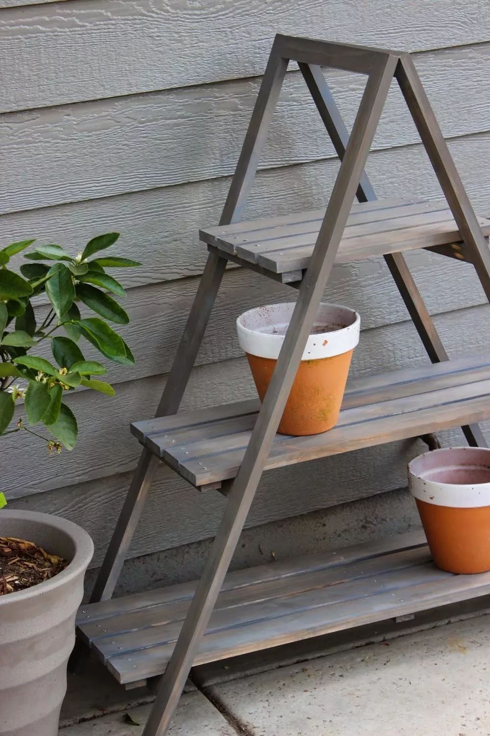 用废弃的木板diy一个实用的植物花架,比花钱买来的还要好
