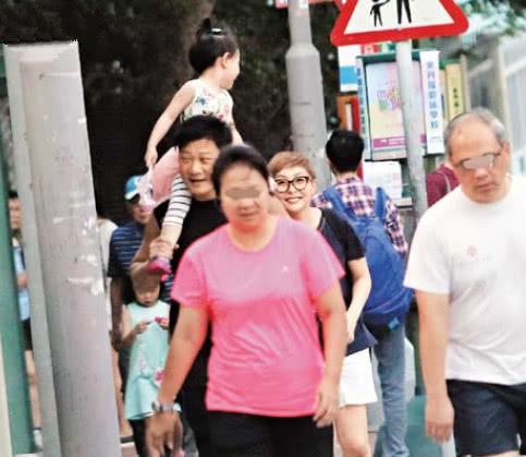 钱嘉乐一家三代去公园散步 汤盈盈帮女儿狂拍照留念