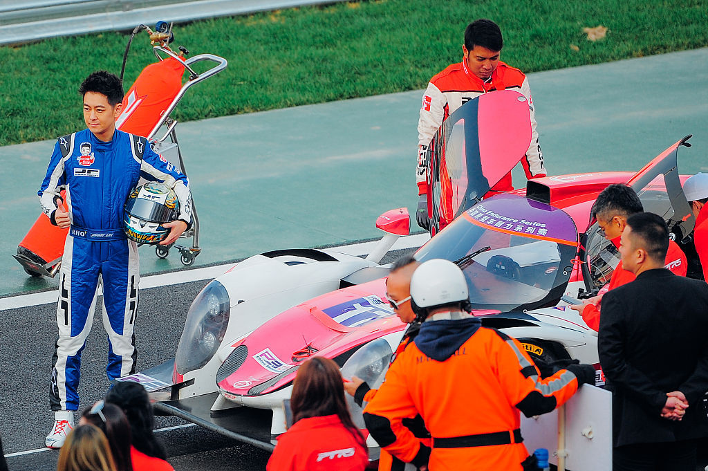 11月10日,林志颖穿赛车服参加天津2018中国原