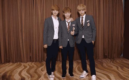 杨幂baby穿的高跟鞋看着都脚疼,而关晓彤为了