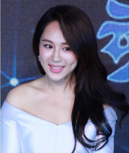 杨紫现身活动, 笑起来十分僵硬, 难道又去整容了