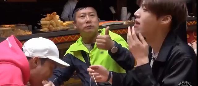韩国明星有多爱中餐? 看看他们在中国街头的吃