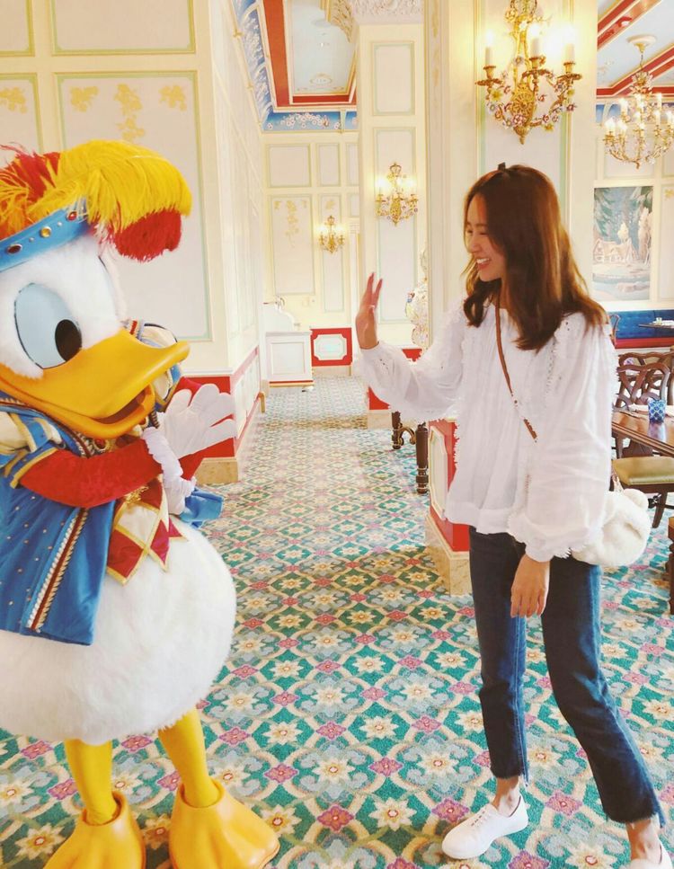 陈赫女儿正面照首度曝光,呆萌可爱神似张子萱