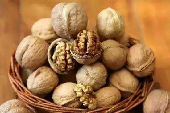 女人坐月子期间,这3类食物最好少吃,可能不利