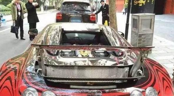 豪车路边随意停车, 交警严格执法贴罚单, 车主看