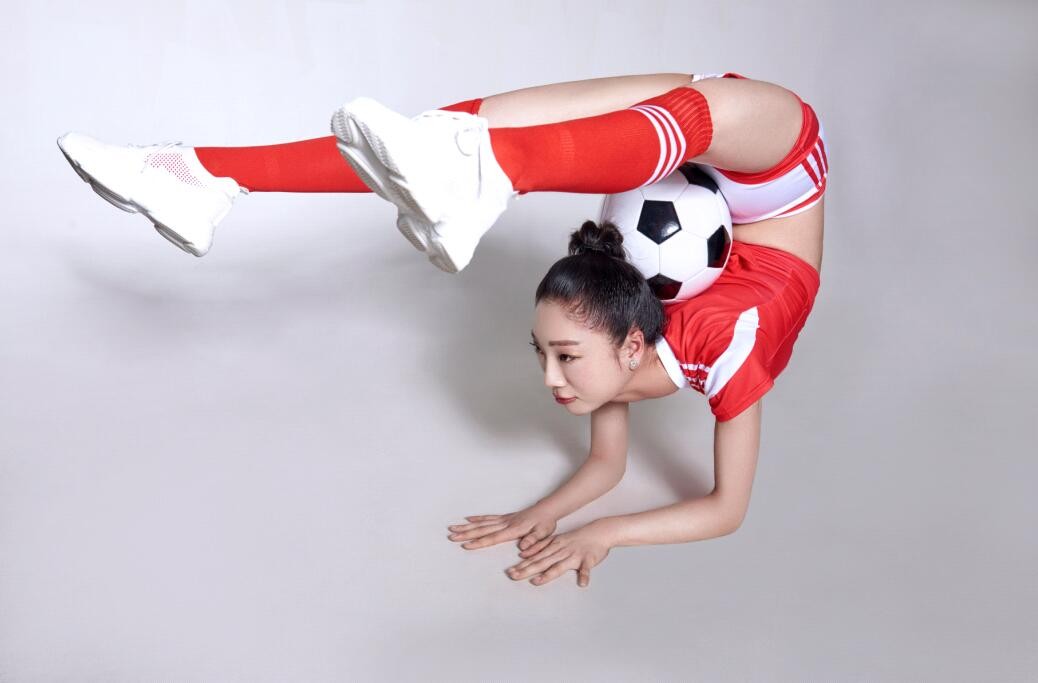 刘藤拍写真高难度劈叉 上演功夫足球惜别俄罗斯队