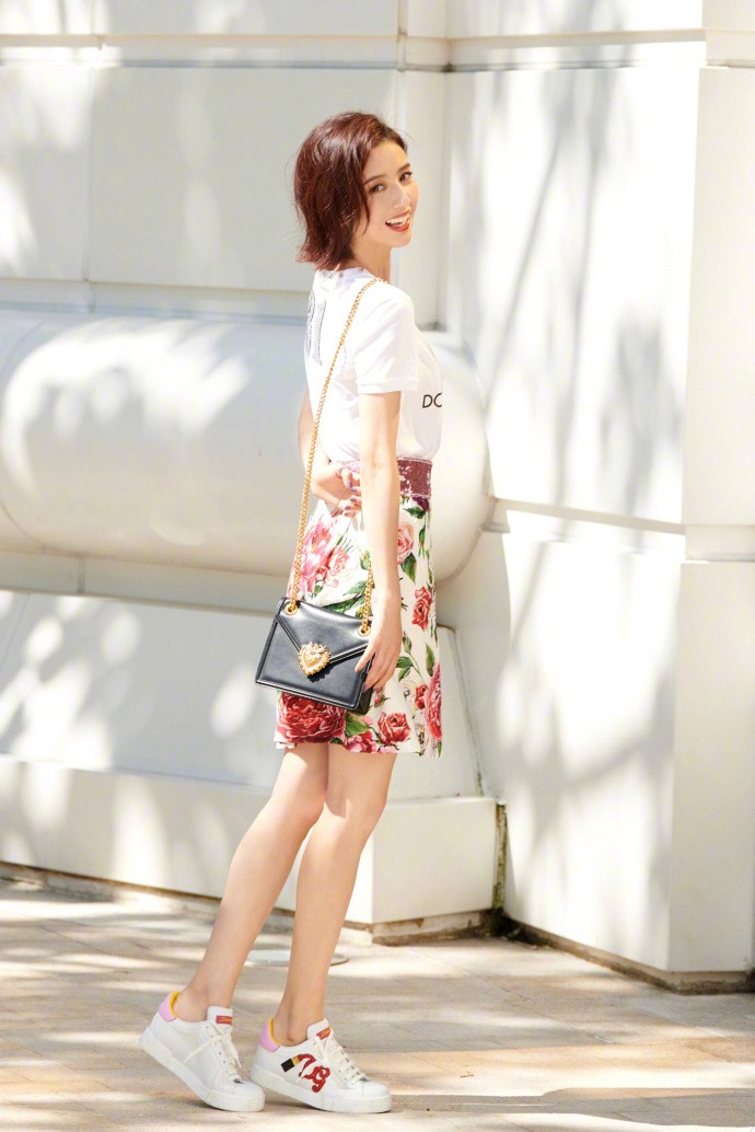 佟丽娅时尚街拍照,34岁秒变清新少女,一笑百媚生说的就是丫丫吧